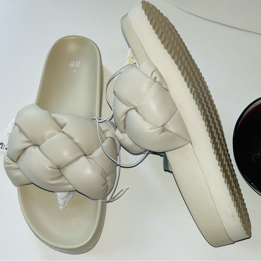 Sz 7 US / NWOT/ H&M Cream Suilted Sandals with Cushioned Platform